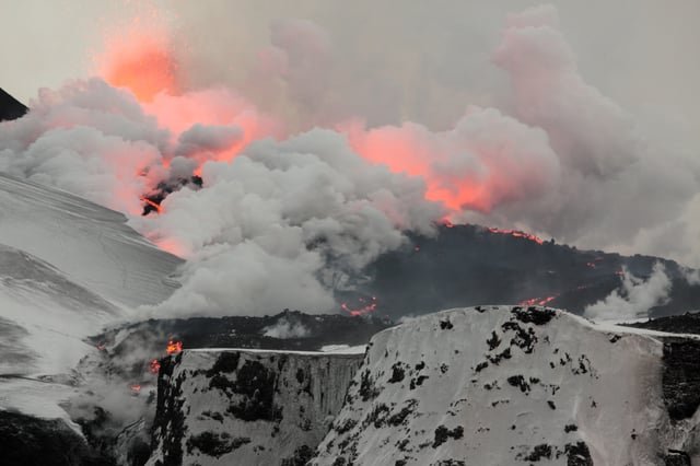 Second fissure, viewed from the north, on 2 April 2010